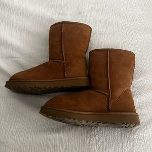 UGG Women’s Classic Short ll Chestnut.